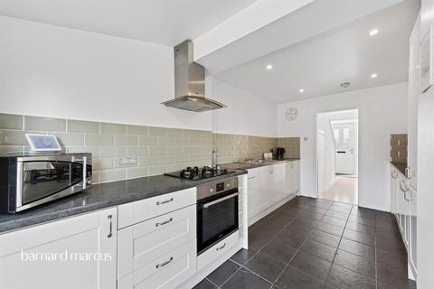 4 bedroom end of terrace house for sale, Longmere Gardens, Tadworth