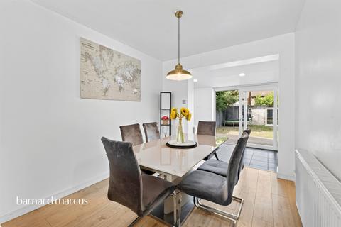 4 bedroom end of terrace house for sale, Longmere Gardens, Tadworth