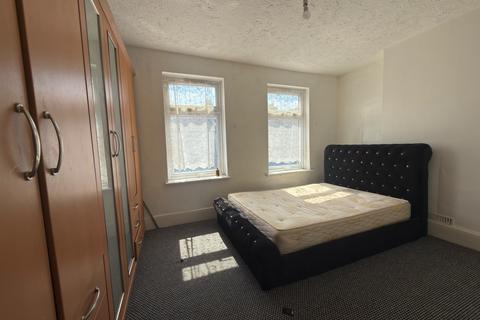 3 bedroom semi-detached house to rent, ilford IG1