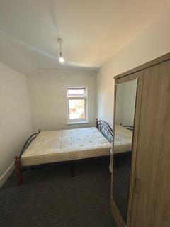 3 bedroom semi-detached house to rent, ilford IG1
