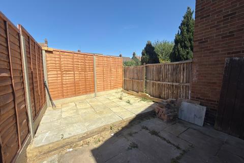 3 bedroom semi-detached house to rent, ilford IG1