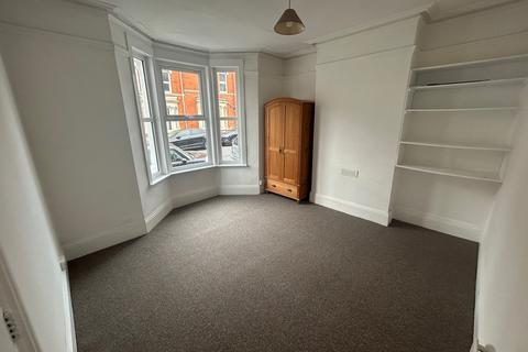 3 bedroom terraced house to rent, Abington Avenue, NORTHAMPTON