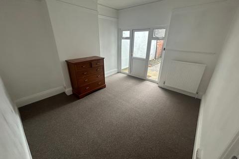 3 bedroom terraced house to rent, Abington Avenue, NORTHAMPTON
