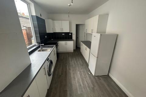 3 bedroom terraced house to rent, Abington Avenue, NORTHAMPTON