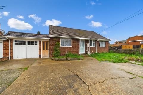 3 bedroom bungalow to rent, Barkham Road, Wokingham, Berkshire, RG41
