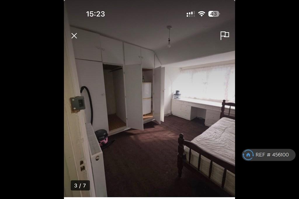 Apartment in Dagenham - View 3