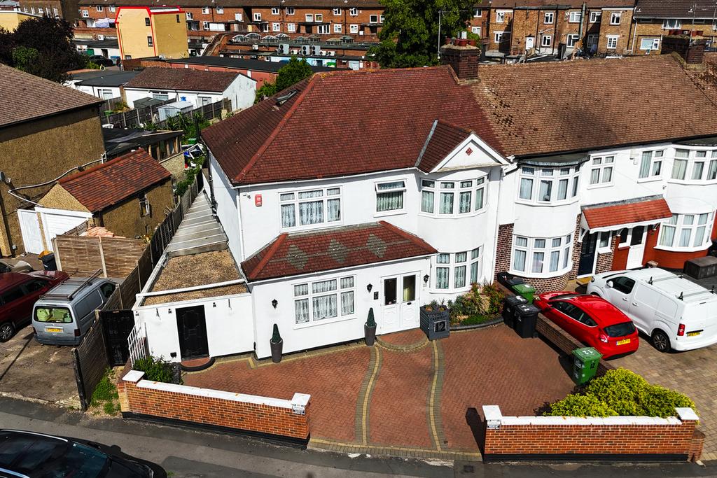 Detached house exterior, driveway