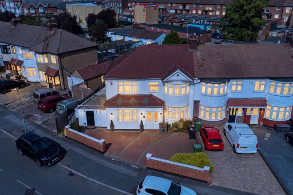 Detached house exterior, driveway