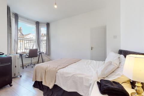 3 bedroom flat to rent, Burton Road, Kilburn NW6