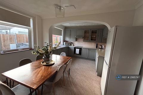 4 bedroom detached house to rent, Milton Road, Clapham, Bedford, MK41