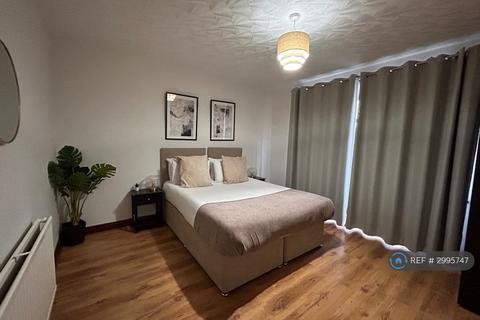 4 bedroom detached house to rent, Milton Road, Clapham, Bedford, MK41