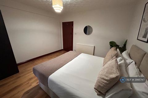4 bedroom detached house to rent, Milton Road, Clapham, Bedford, MK41