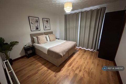 4 bedroom detached house to rent, Milton Road, Clapham, Bedford, MK41