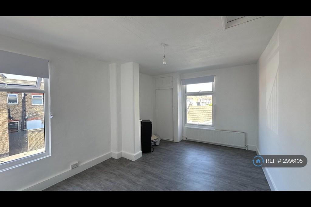 Apartment in Ilford - View 3