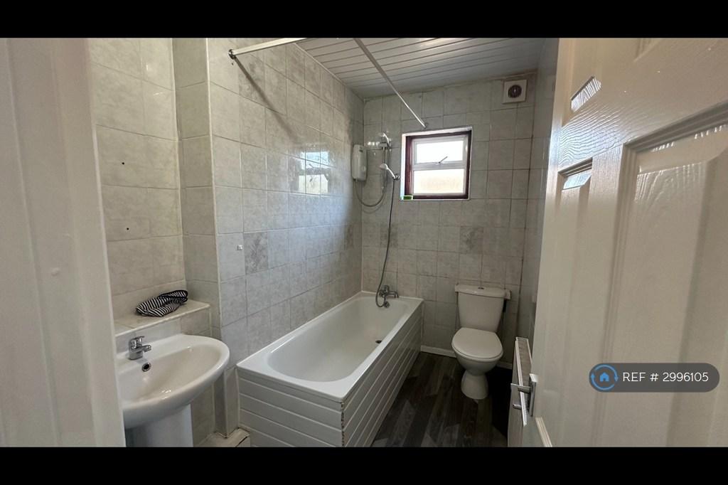 Apartment in Ilford - View 4