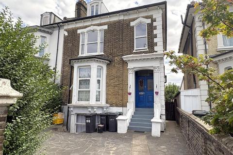 2 bedroom flat for sale, Overcliffe, Gravesend