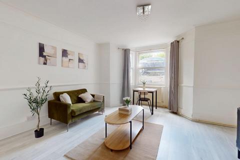 2 bedroom flat for sale, Overcliffe, Gravesend