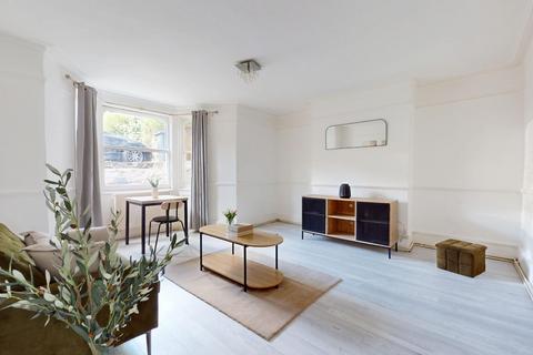 2 bedroom flat for sale, Overcliffe, Gravesend