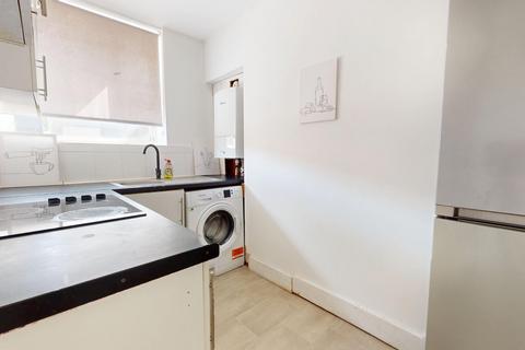 2 bedroom flat for sale, Overcliffe, Gravesend