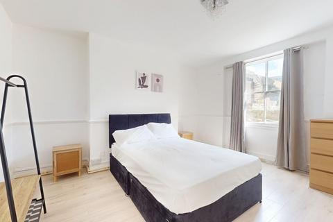 2 bedroom flat for sale, Overcliffe, Gravesend
