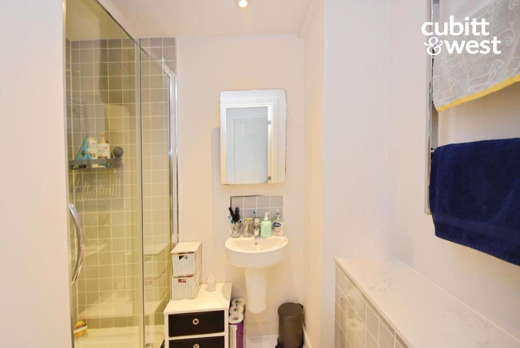 Apartment in Sutton - More