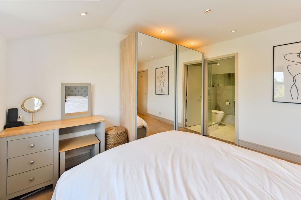Master bedroom, en suite
