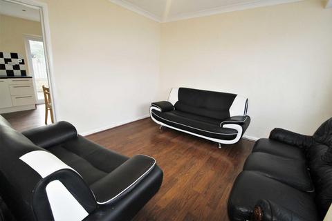 2 bedroom terraced house to rent, Stanhope Road, Cippenham