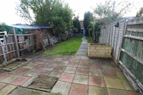 2 bedroom terraced house to rent, Stanhope Road, Cippenham