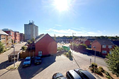 2 bedroom flat to rent, Hawthorn Crescent, Ilford, IG5