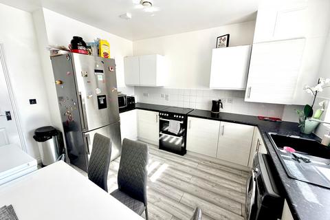 2 bedroom flat to rent, Hawthorn Crescent, Ilford, IG5