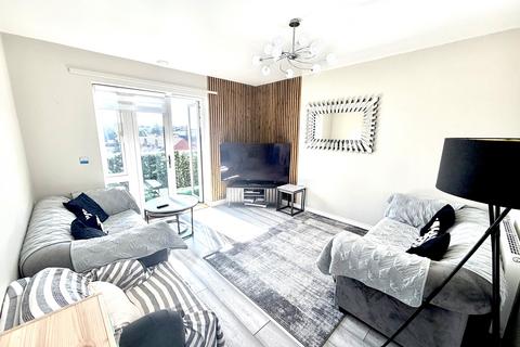 2 bedroom flat to rent, Hawthorn Crescent, Ilford, IG5