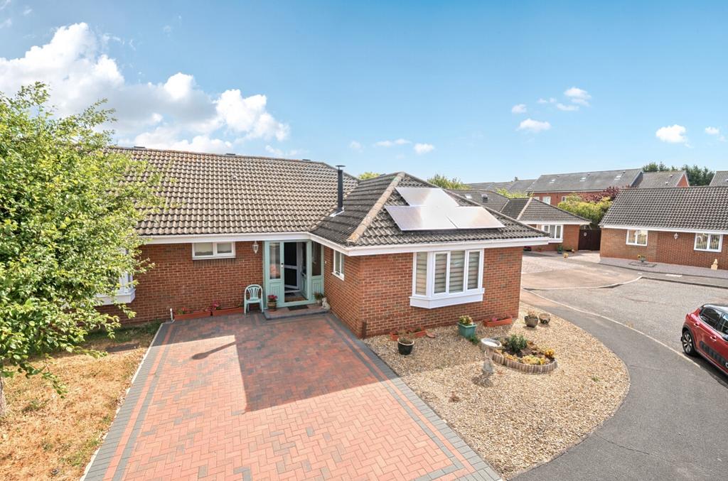 Eaton Gardens, Spalding... 2 bed semi-detached bungalow for sale - £230,000