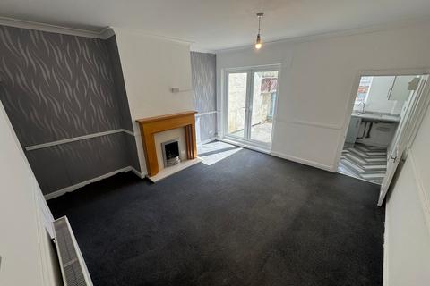 3 bedroom terraced house to rent, Church Street, Westhoughton, BL5