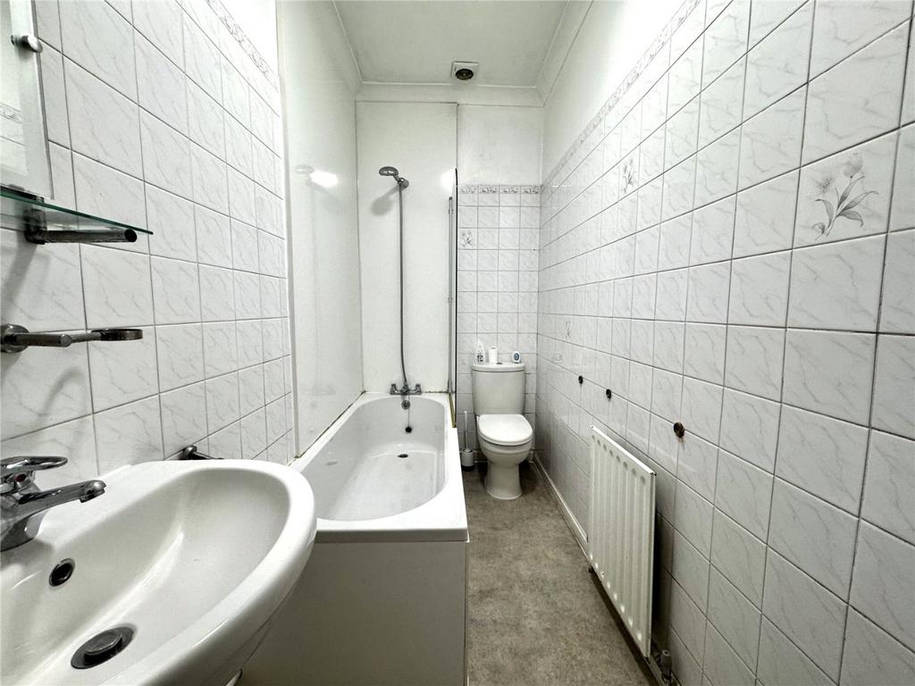 Apartment in Bournemouth, Charminster - More