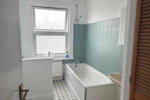 1 bedroom flat to rent, The Broadway, Friern Barnet Road, Friern Barnet, N11