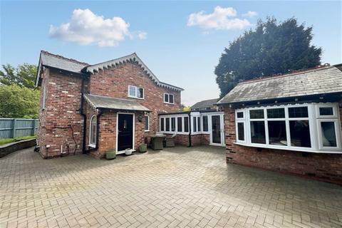 3 bedroom detached house to rent, Chester Road, Holmes Chapel