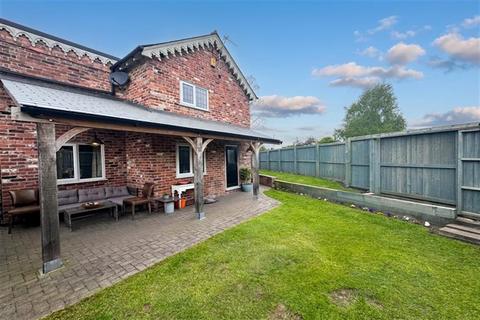 3 bedroom detached house to rent, Chester Road, Holmes Chapel