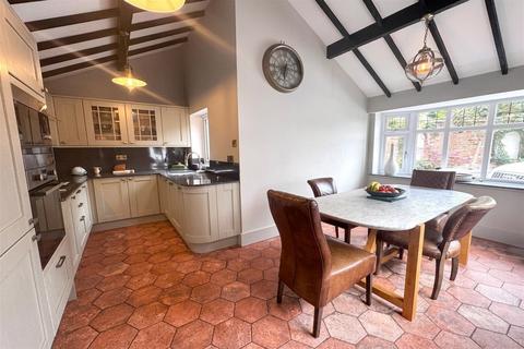 3 bedroom detached house to rent, Chester Road, Holmes Chapel