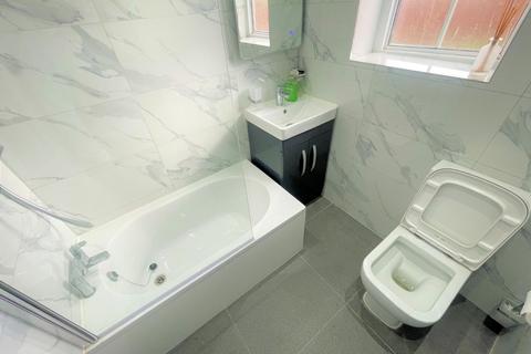 3 bedroom terraced house to rent, Bentworth Road, London, W12