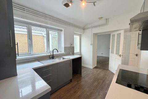 3 bedroom end of terrace house to rent, Oakfield Street, Pontarddulais, Swansea