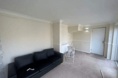 4 bedroom semi-detached house to rent, Lodge Way, TW17