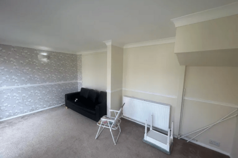 4 bedroom semi-detached house to rent, Lodge Way, TW17
