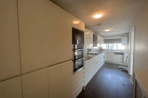 4 bedroom semi-detached house to rent, Lodge Way, TW17