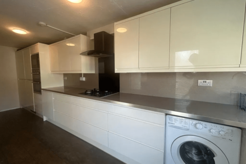 4 bedroom semi-detached house to rent, Lodge Way, TW17