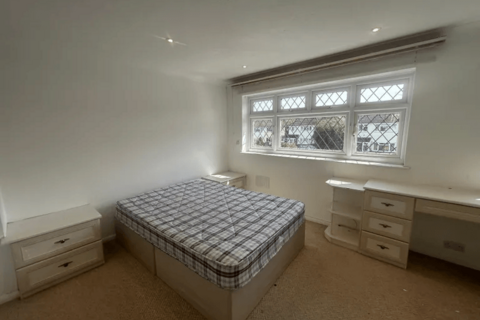 4 bedroom semi-detached house to rent, Lodge Way, TW17