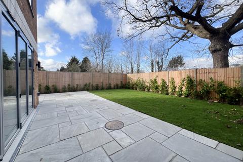 4 bedroom end of terrace house to rent, Woodfield Gardens, New Malden