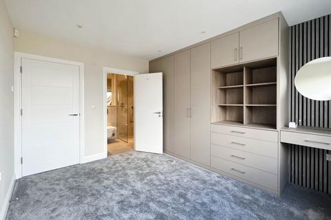 4 bedroom end of terrace house to rent, Woodfield Gardens, New Malden