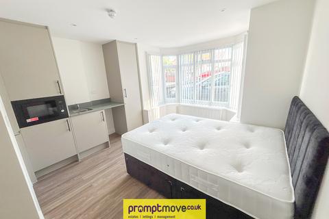 Studio to rent, Dunstable Road Luton LU4 8SE