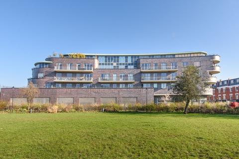 2 bedroom flat to rent, Fortune Green Road, West Hampstead, London, NW6