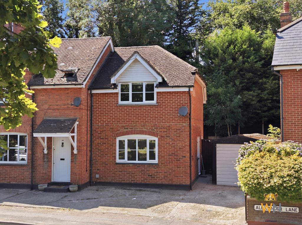 Detached house exterior, driveway